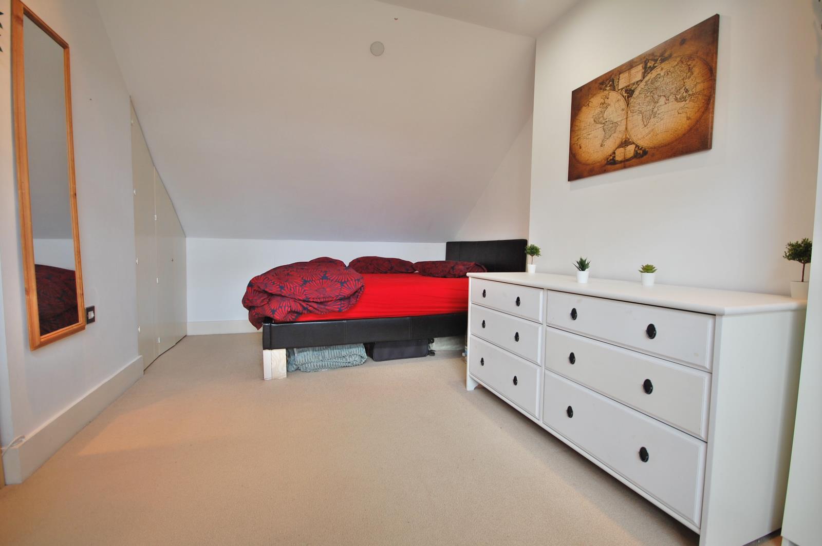 4 bed property in Finsbury Road, London